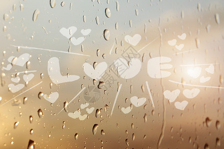 水滴手绘玻璃上的情人节爱心设计图片