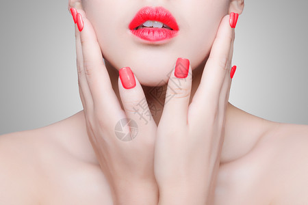 女性嘴唇彩色美甲设计图片