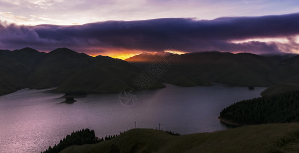 穿透云层光透过云层的霞光背景