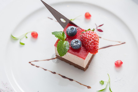 树莓慕斯蛋糕背景图片