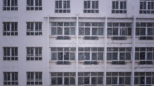 窗户外的飘雪图片素材