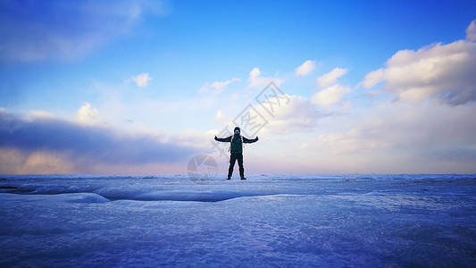 寒冷冬季雪地里的探险人高清图片