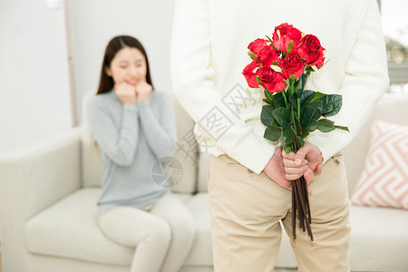 居家情侣送玫瑰花高清图片