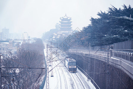 武汉雪暴雪中的黄鹤楼和火车背景