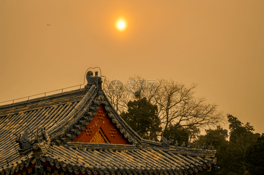 日落下古建筑屋檐图片