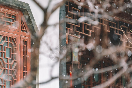 雨庭院中式古典园林中的雪景背景