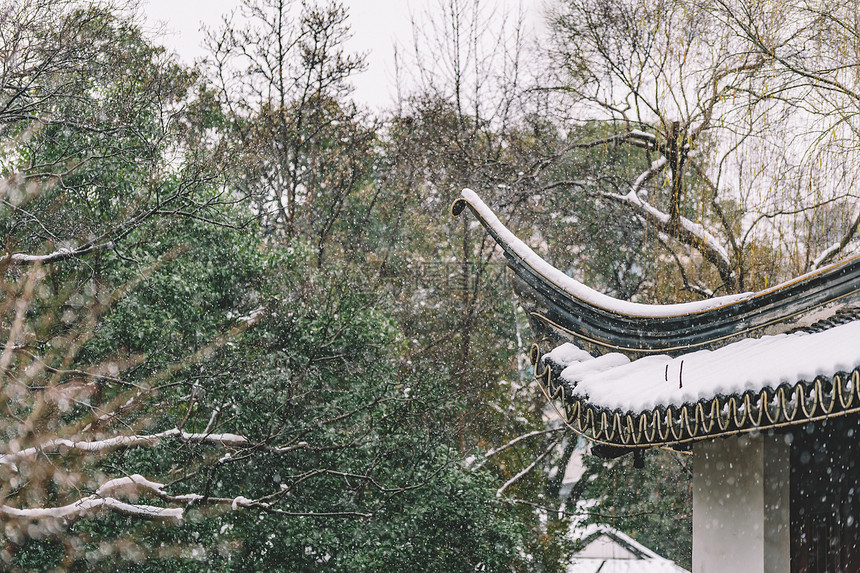 中式古典园林中的雪景图片