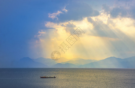 抚仙湖晨光美丽的天空景色高清图片