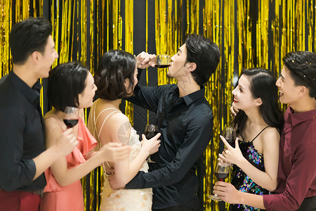 青年聚会喝酒跳舞背景图片