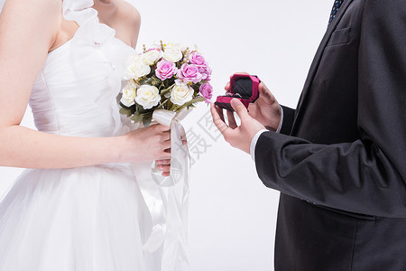 年轻夫妻求婚特写开心高清图片素材