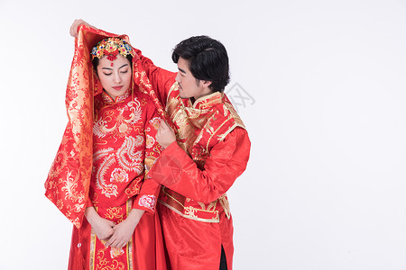 身着中式礼袍的年轻夫妻图片