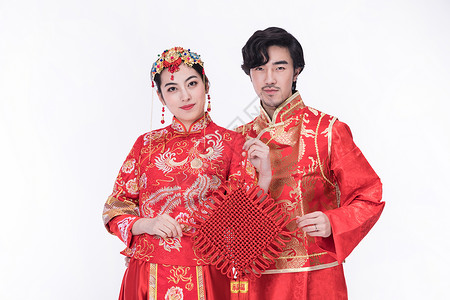 中式礼袍的夫妻拿中国结图片
