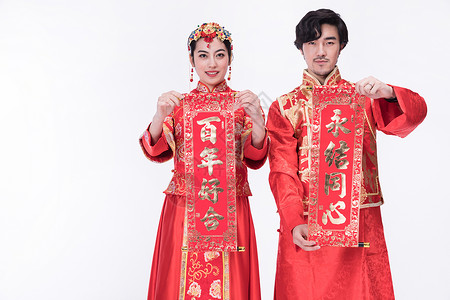 身着中式礼袍的年轻夫妻背景图片