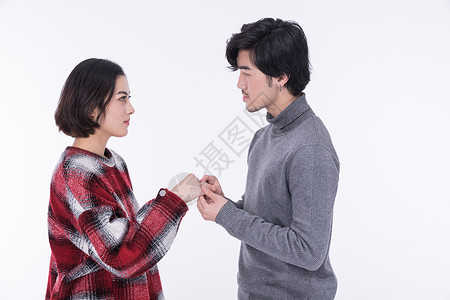 年轻夫妻求婚戴戒指高清图片