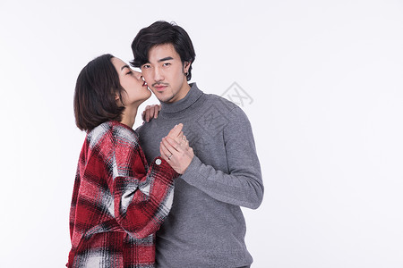 年轻夫妻求婚亲吻高清图片