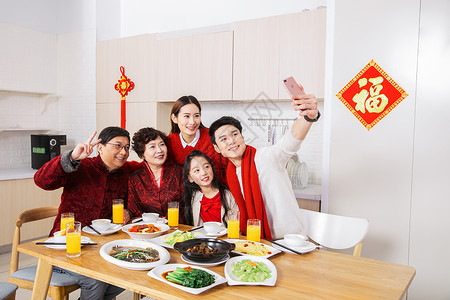 一家人新年年夜饭开心自拍食物高清图片素材