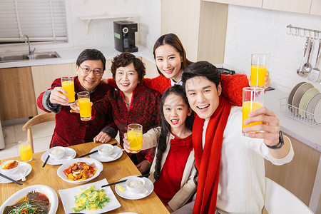 一家人新年年夜饭举杯欢庆高清图片