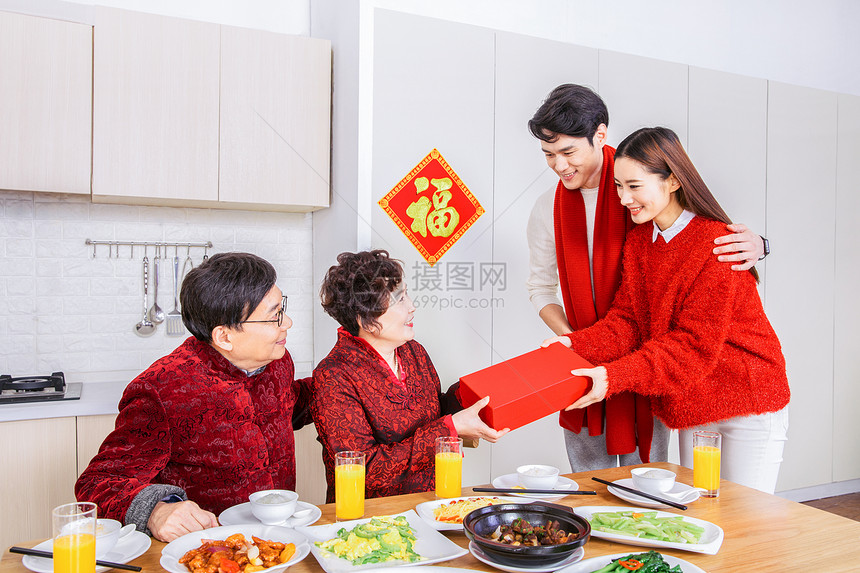 新年一家人年夜饭送礼物图片