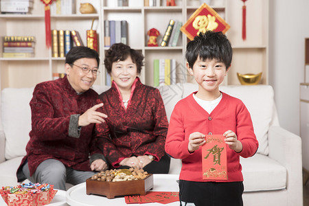 孙子拿着红包拜年中国年高清图片素材