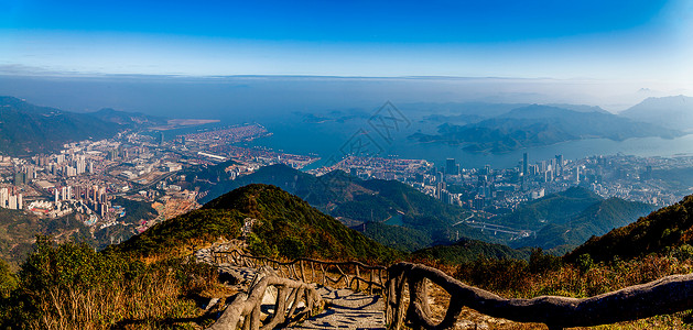 登山道与城市港口全景背景图片