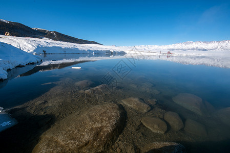 美丽的赛里木湖背景图片