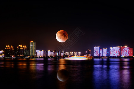 蓝红对比武汉红月全食夜景背景