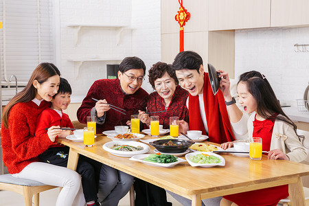 一家人新年吃年夜饭夹菜背景图片