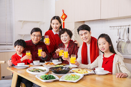 一家人新年年夜饭举杯高清图片