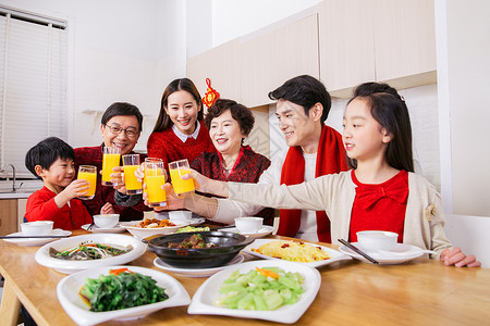 一家人新年年夜饭举杯图片