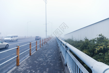 大雾天气下的桥高清图片
