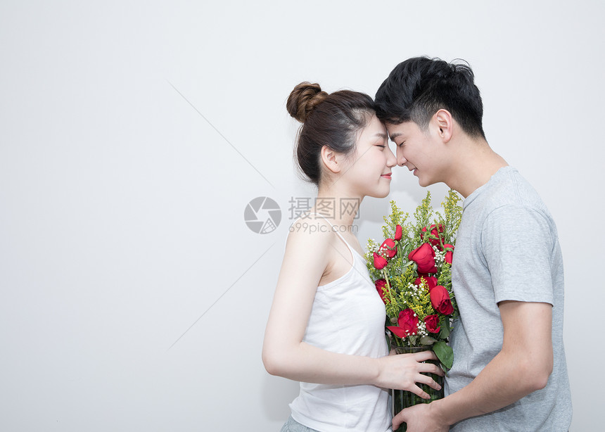 情侣捧着玫瑰花甜蜜合影图片