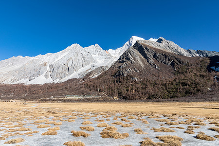 冬天的稻城亚丁雪山高清图片