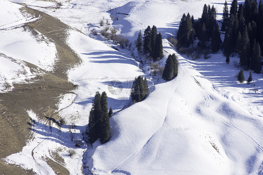 新疆特克斯琼库什台冬季风光雪景图片