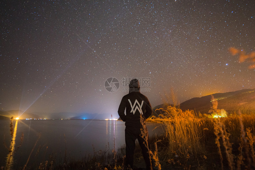 泸沽湖的星空图片