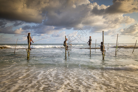 海边垂钓斯里兰卡渔夫高清图片