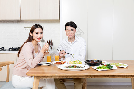 年轻夫妻在家吃饭亲情高清图片素材