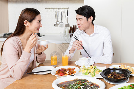 年轻夫妻在家吃饭温暖高清图片素材