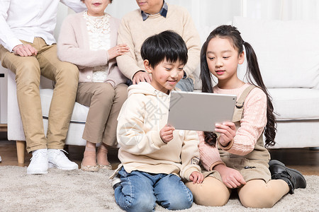 一家人在客厅陪伴孩子玩游戏高清图片素材