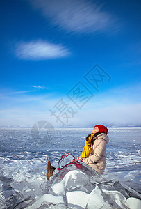 冰块上女孩冬季美丽贝加尔湖冰上的女孩背景