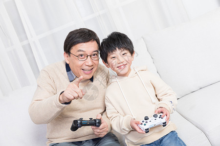 爷爷和孙子在客厅玩游戏图片