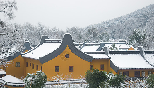 雪中的寺庙黄墙黛瓦高清图片