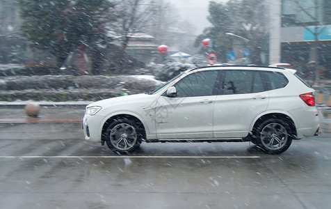 上海车牌雪中马路上行驶额汽车背景