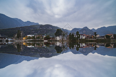 依山傍水土家古寨背景