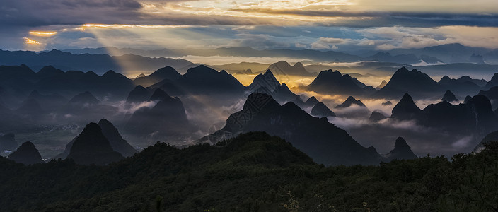 射光峰起峰落映霞光背景