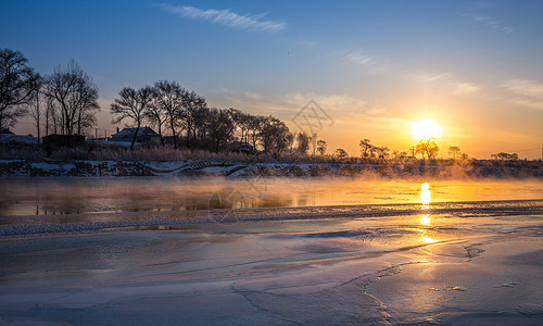 冬季结冰的河上美丽的日出高清图片