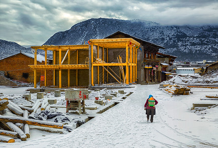 雪后大山里的建筑工地背景图片