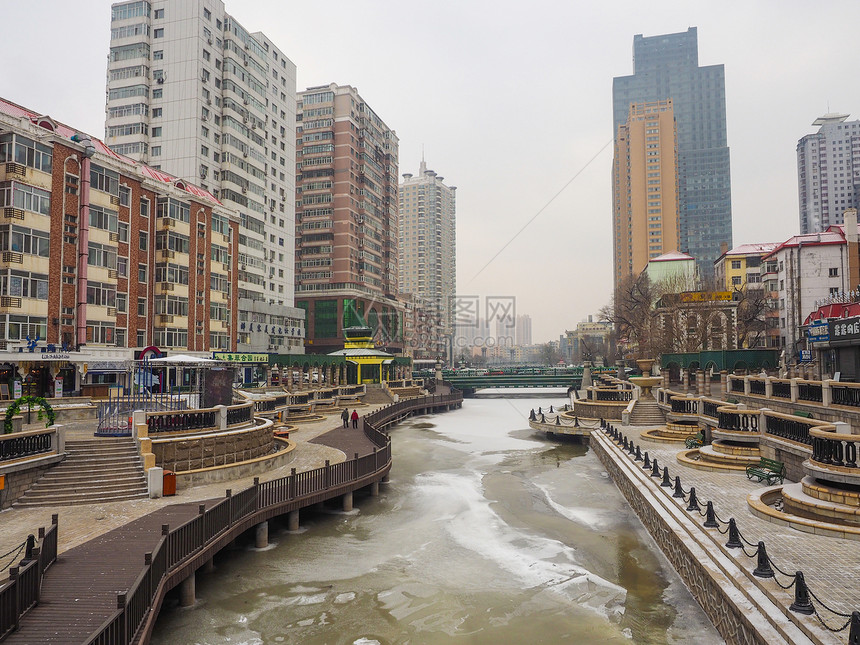 哈尔滨城市湖面结冰图片