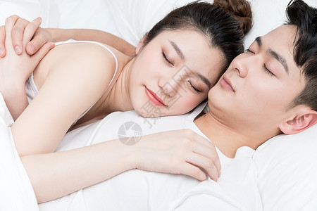 年轻情侣相拥入睡背景图片