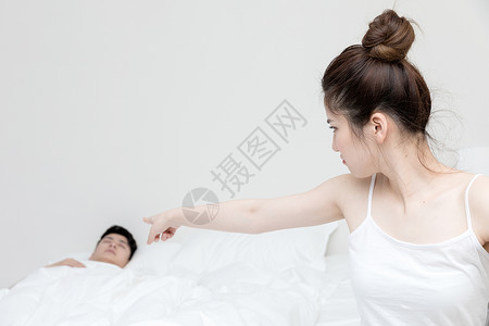 情侣吵架女朋友坐床边生气高清图片
