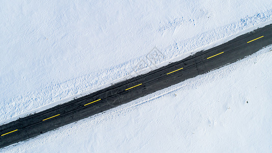 延伸路雪地中的汽车公路背景